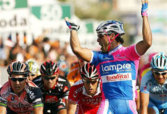 Koldo Fernández con los mejores en un sprint que gana Napolitano