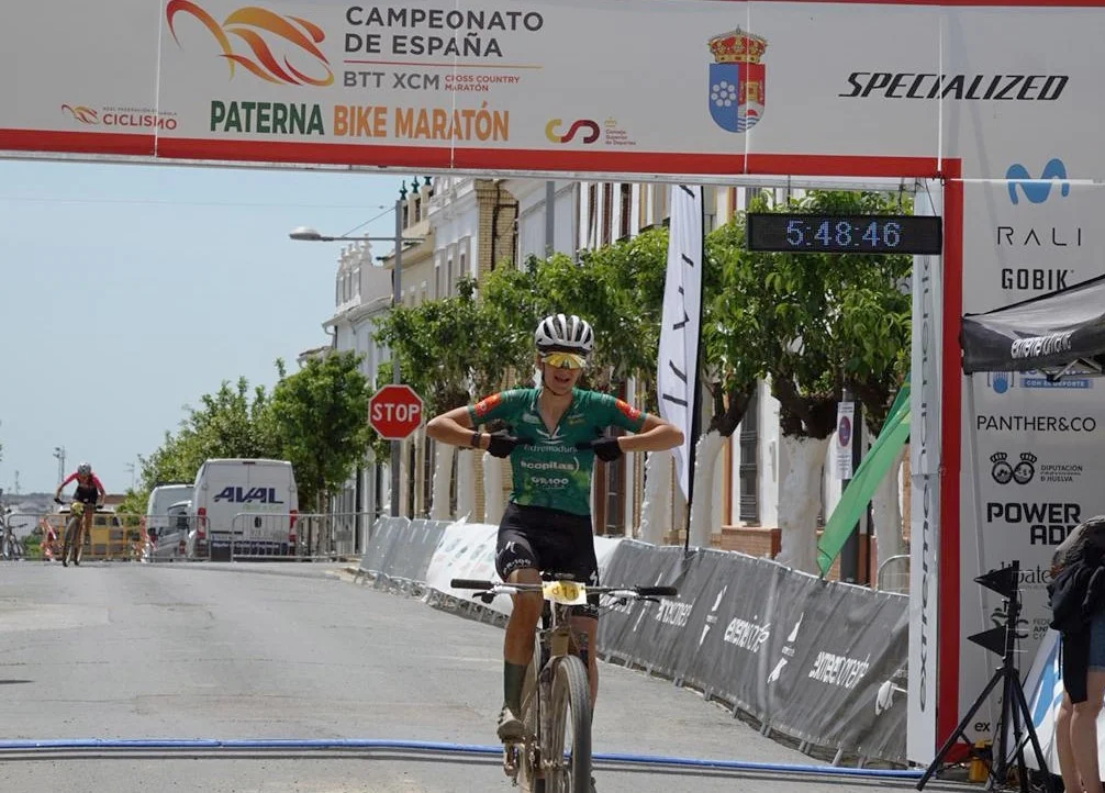 Natalia Fischer y David Valero conquistan el trono del nacional de XCM en el infierno de Paterna