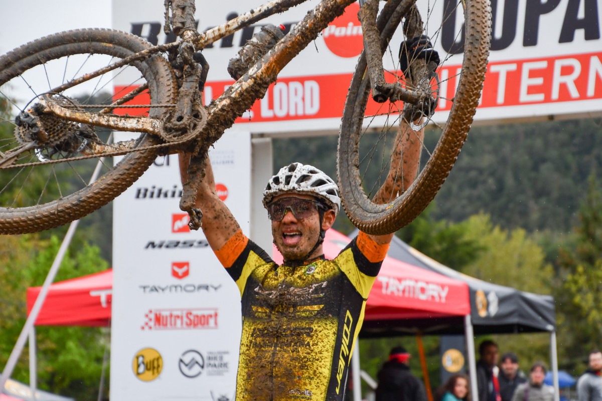 Ni el barro ni la lluvia frenan a Dario Gasco en Vall de Lord