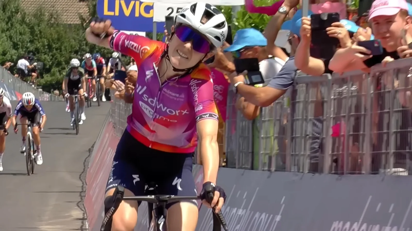 Niamh Fisher-Black se lleva la tercera del Giro de Italia Women 2024