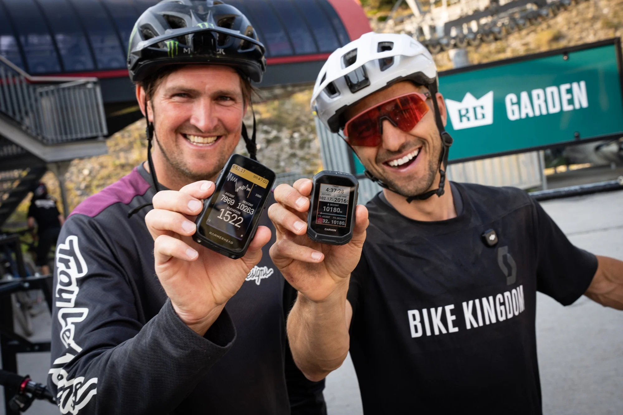 Nino Schurter y Brendan Fairclough completan un desafío de 10.000 metros de desnivel negativo en Bike Kingdom