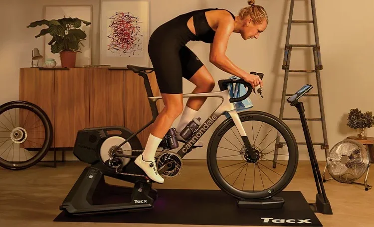 No Pares de Rodar en Invierno, Garmin Tacx NEO 3M y Alpine Llevan el Ciclismo Indoor al Máximo Realismo