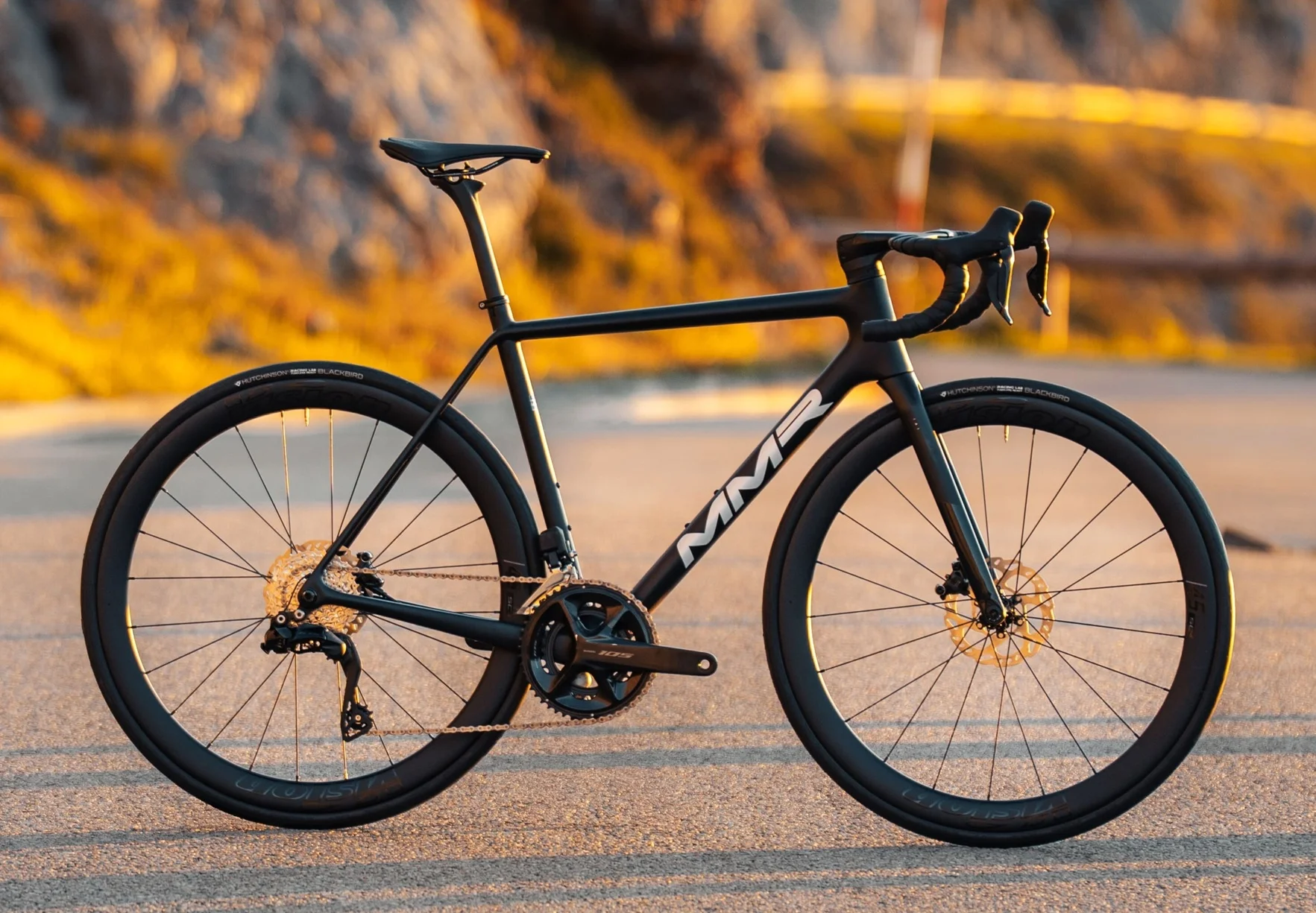 Nueva MMR Adrenaline 30 Plus con 105 Di2. El Carbono Asequible que Redefine la Gama Media Nueva MMR Adrenaline 30 Plus con 105 Di2. El Carbono Asequible que Redefine la Gama Media