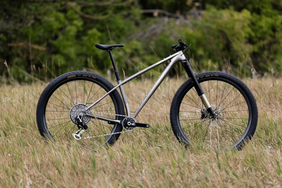 Nueva Revel El Jefe Grande de titanio impreso en 3D y ruedas gigantes de 32 para XC y bikepacking