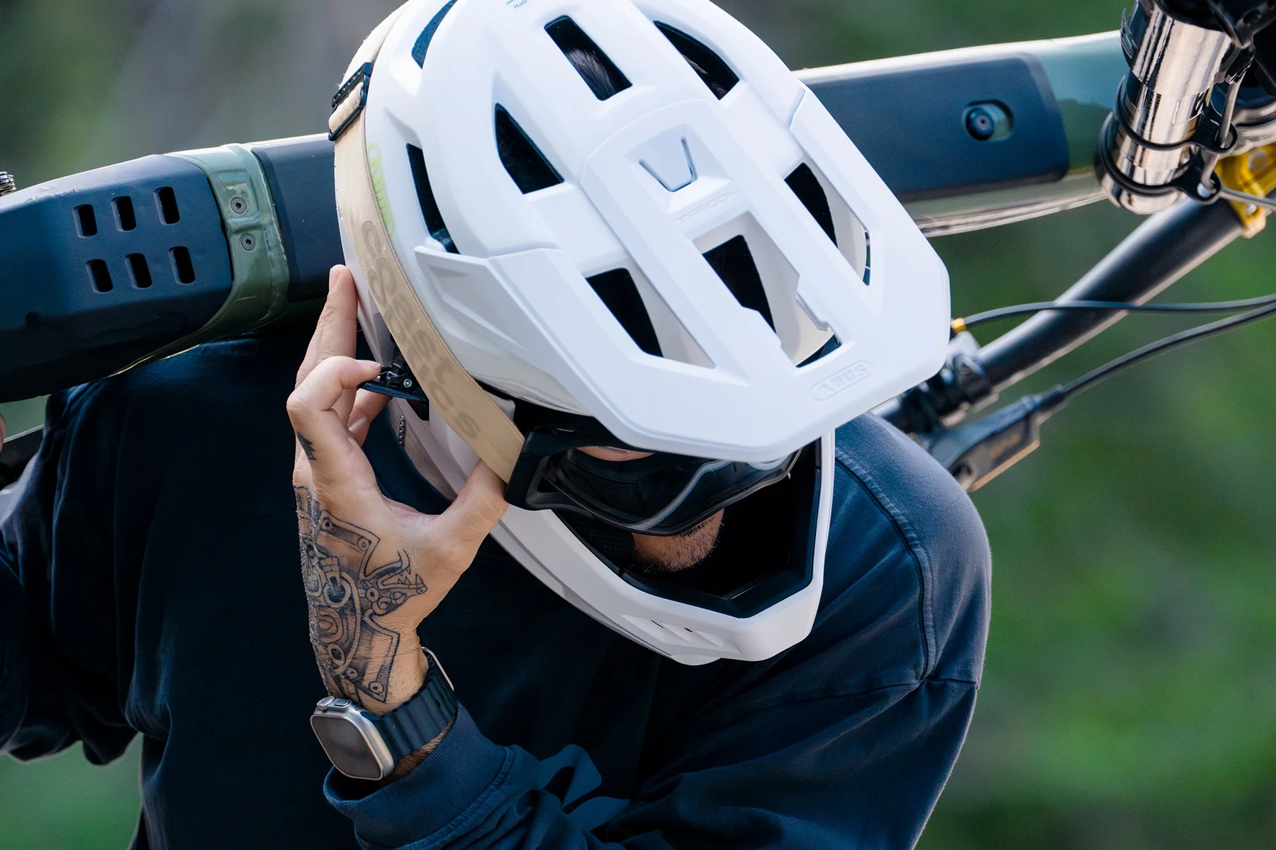 Nuevo casco ABUS Targon con mentonera desmontable garantiza máxima seguridad en enduro y descenso