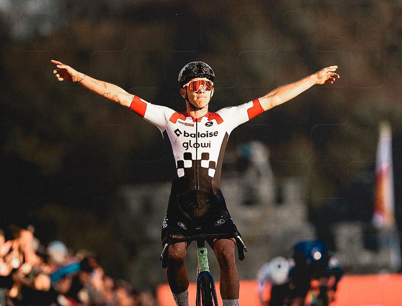 Nys y Van Alphen Brillan en Flamanville y Consolidan sus Liderazgos en la Copa del Mundo de Ciclocross