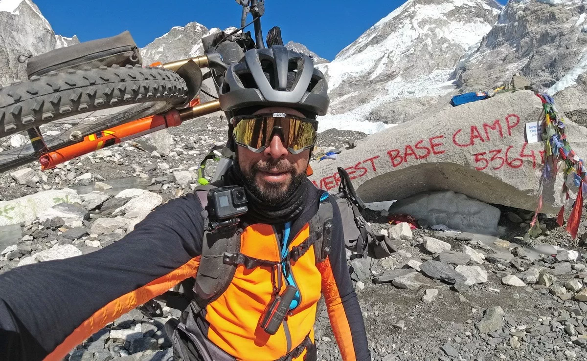 Omar di Felice primera persona en llegar al campo base del Everest en bicicleta en invierno