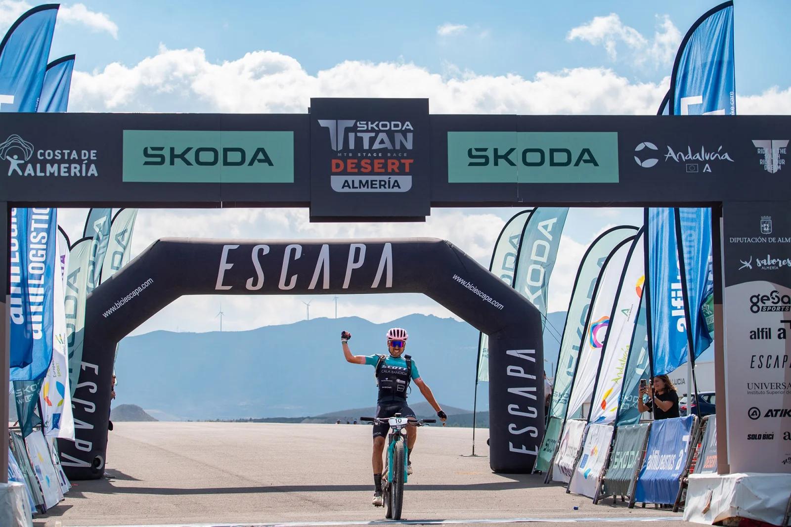 Pablo Guerrero y Tessa Kortekaas triunfan en la etapa Skoda We Love Cycling de la Titan Desert Almeria