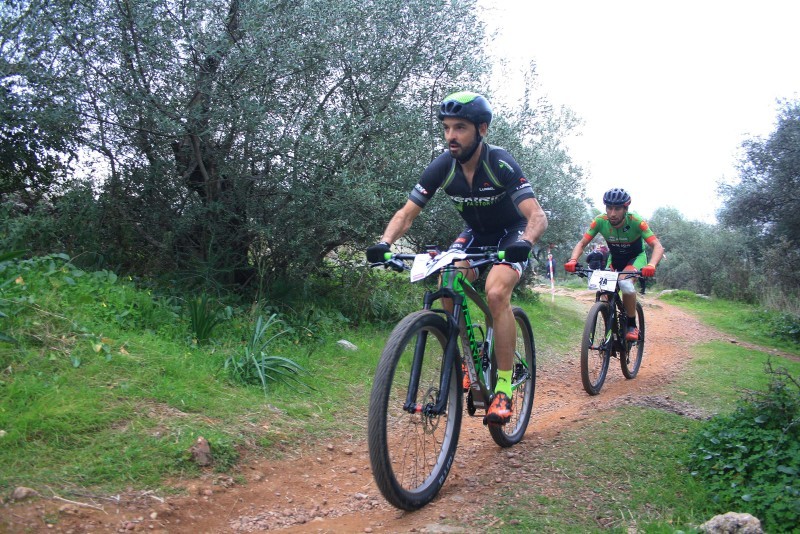 Paco Mancebo y Pedro Romero vuelan por la sierra cordobesa