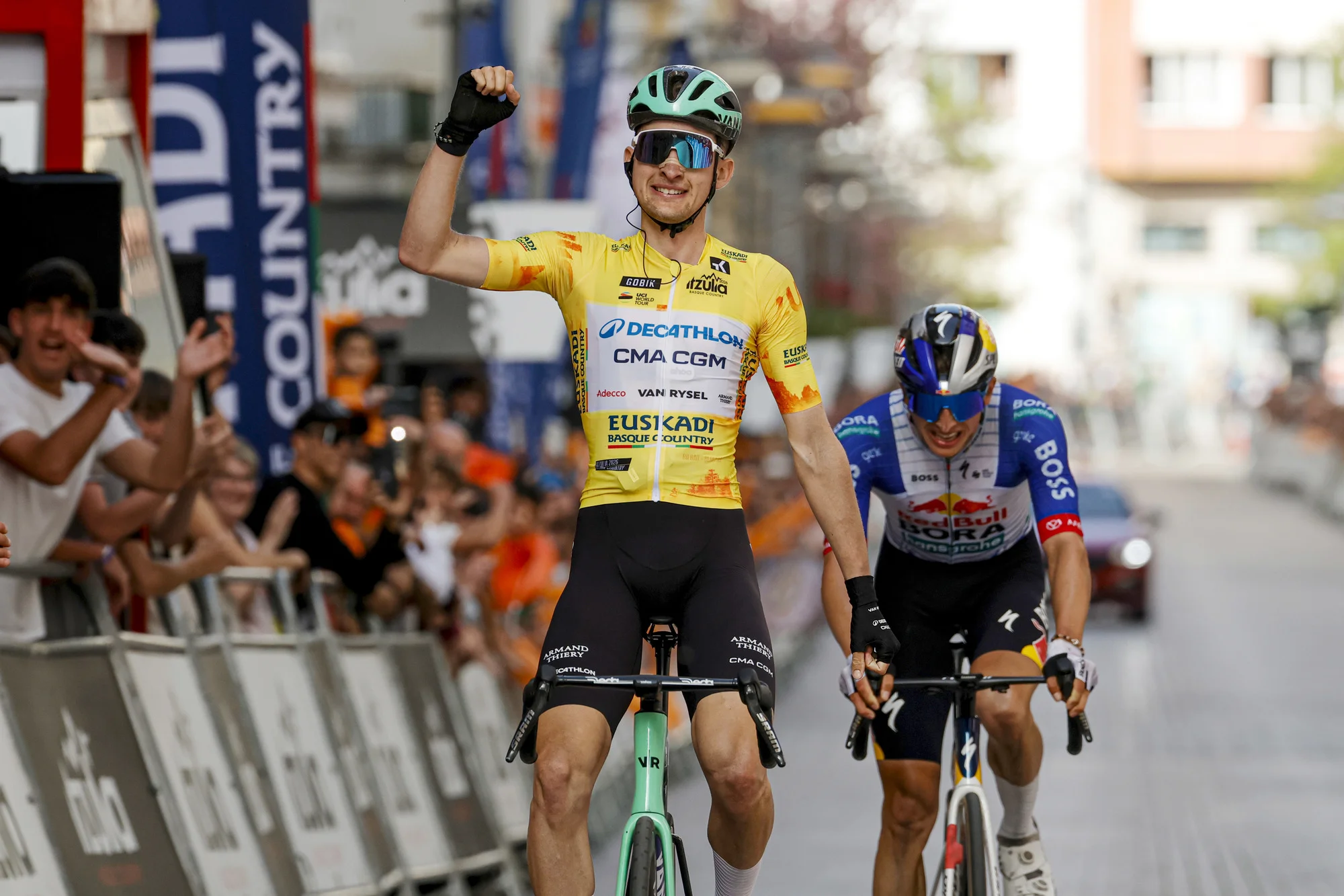 Paul Seixas aniquila a sus rivales en la etapa reina de la Itzulia 2026 en Eibar