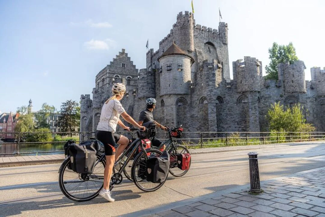 Pedalear entre abadías y fábricas de cerveza así son las nuevas rutas temáticas en Flandes