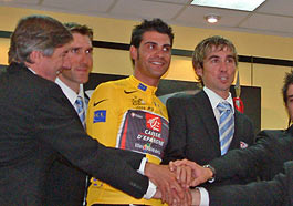 Oscar Pereiro recibe su Tour de Francia año y medio después Oscar Pereiro recibe su Tour de Francia año y medio después