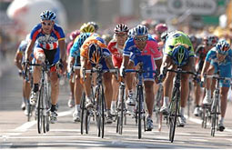 Pozzato gana al sprint  y Vinikourov se deja más de un minuto
