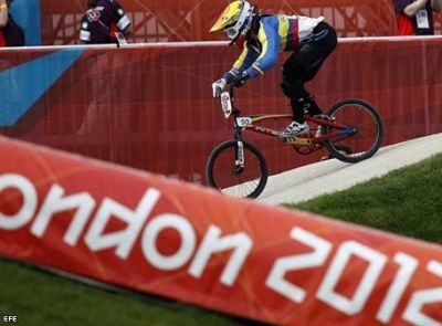 Van der Biezen y Caroline Buchanan dominan en el inicio del BMX