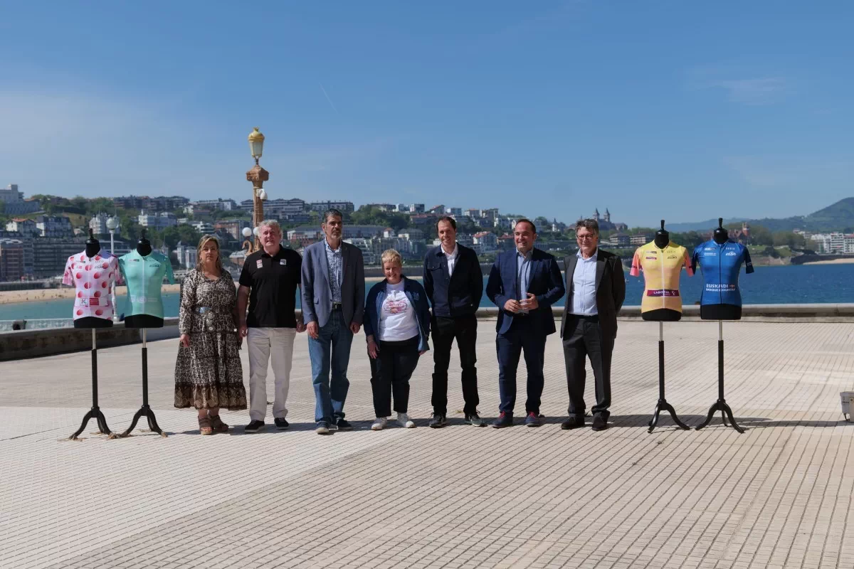 Presentados en Donostia los maillots oficiales de la Itzulia Women 2022