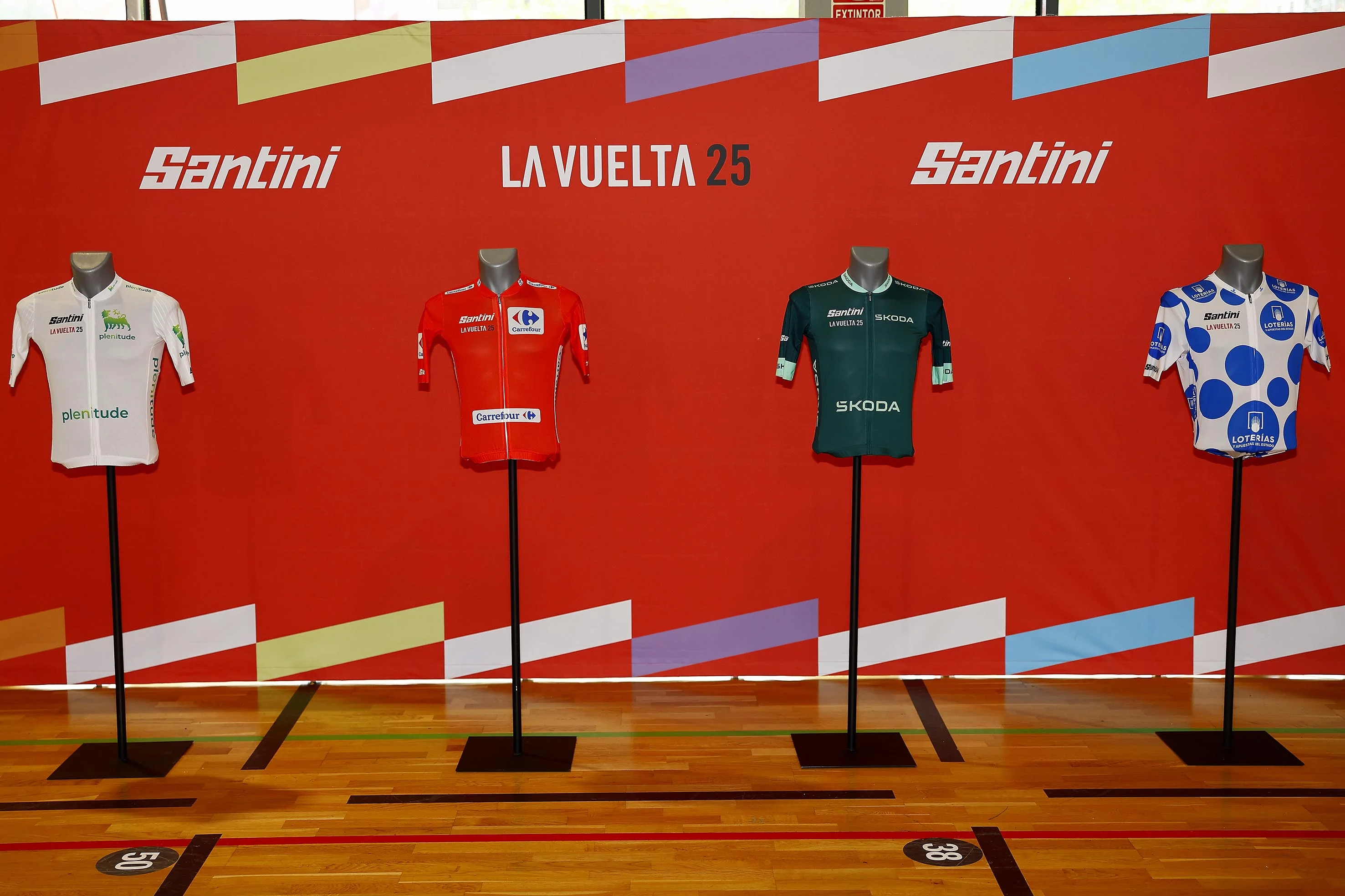 Presentados los maillots oficiales de la Vuelta 2025 y tres kits con alma de leyenda