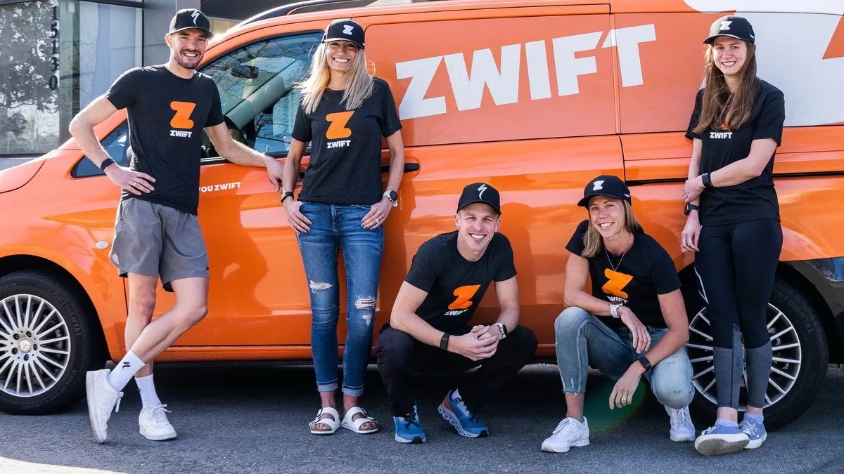 Presentados los miembros del equipo de triatlón de la Zwift Academy