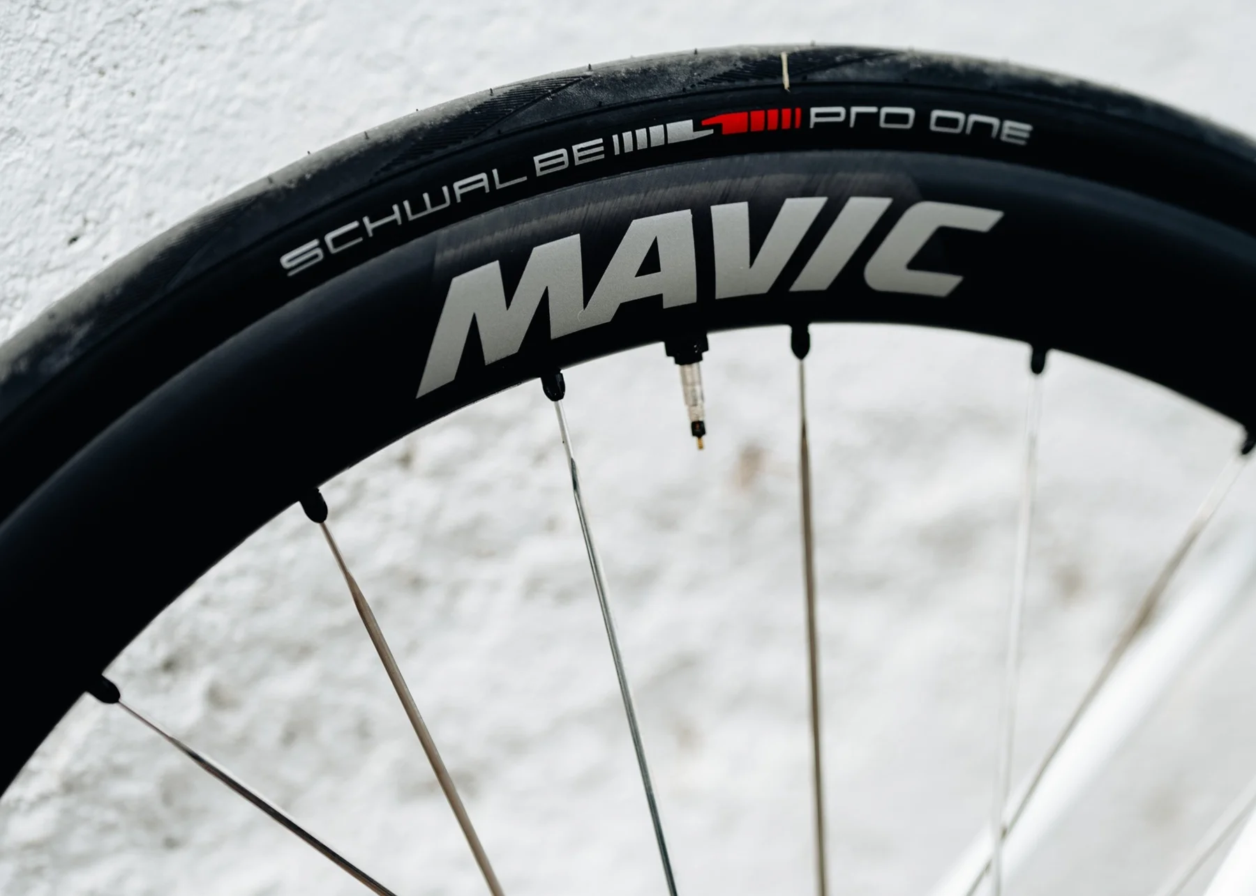 Presentamos las nuevas Mavic Cosmic SLR 45 Silver que huyen de las pinturas para mostrar un acabado en plata pura en los bujes y los radios