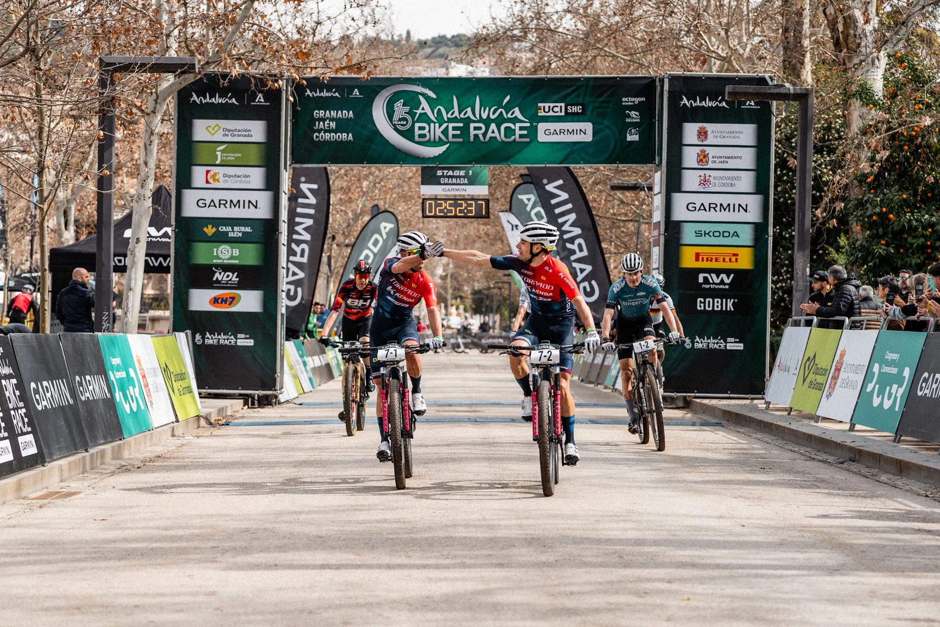 Primera Etapa Andalucía Bike Race - Jakob Dorigoni y Gioele De Cosmo son los primeros en cruzar la meta de Granada