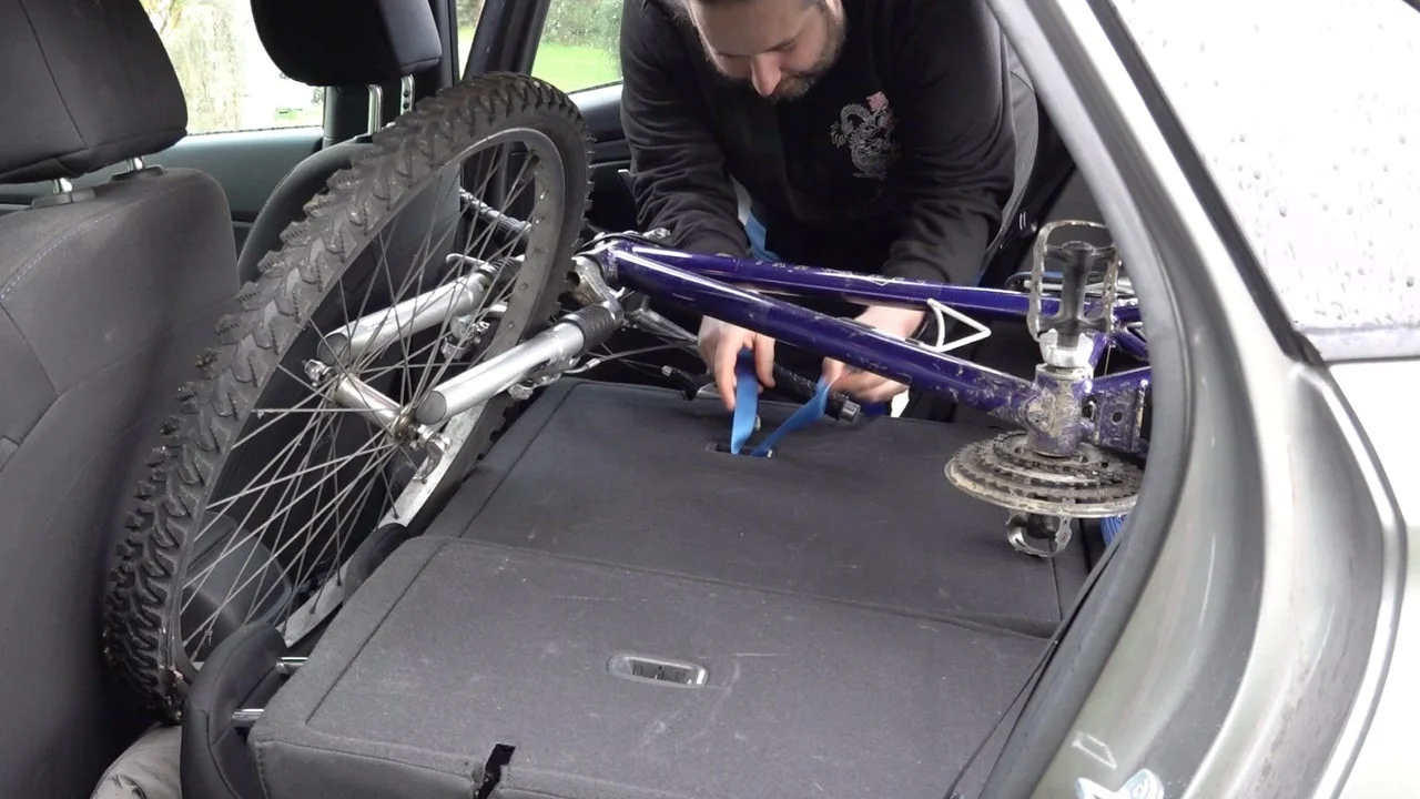 Protege tu coche del barro en rutas de mountain bike con alfombrillas y lavado previo