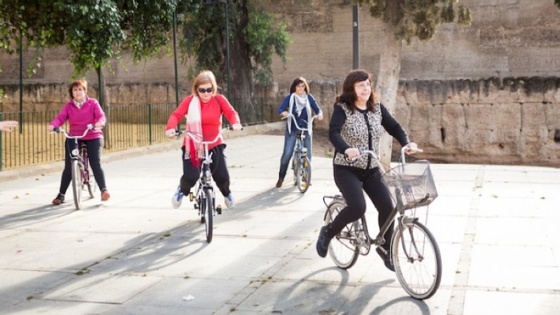 Proyecto para que las mujeres adultas aprendan a montar en bicicleta