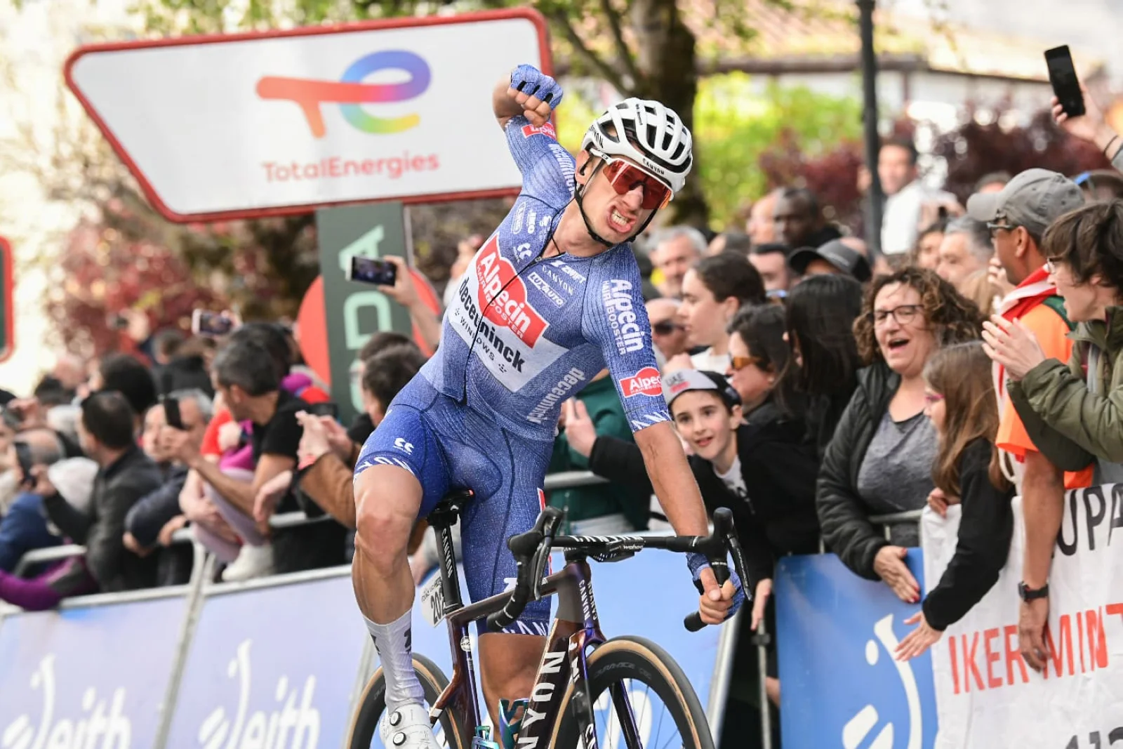 Quinten Hermans reina en el sprint de Altsasu  en una etapa marcada por las caídas