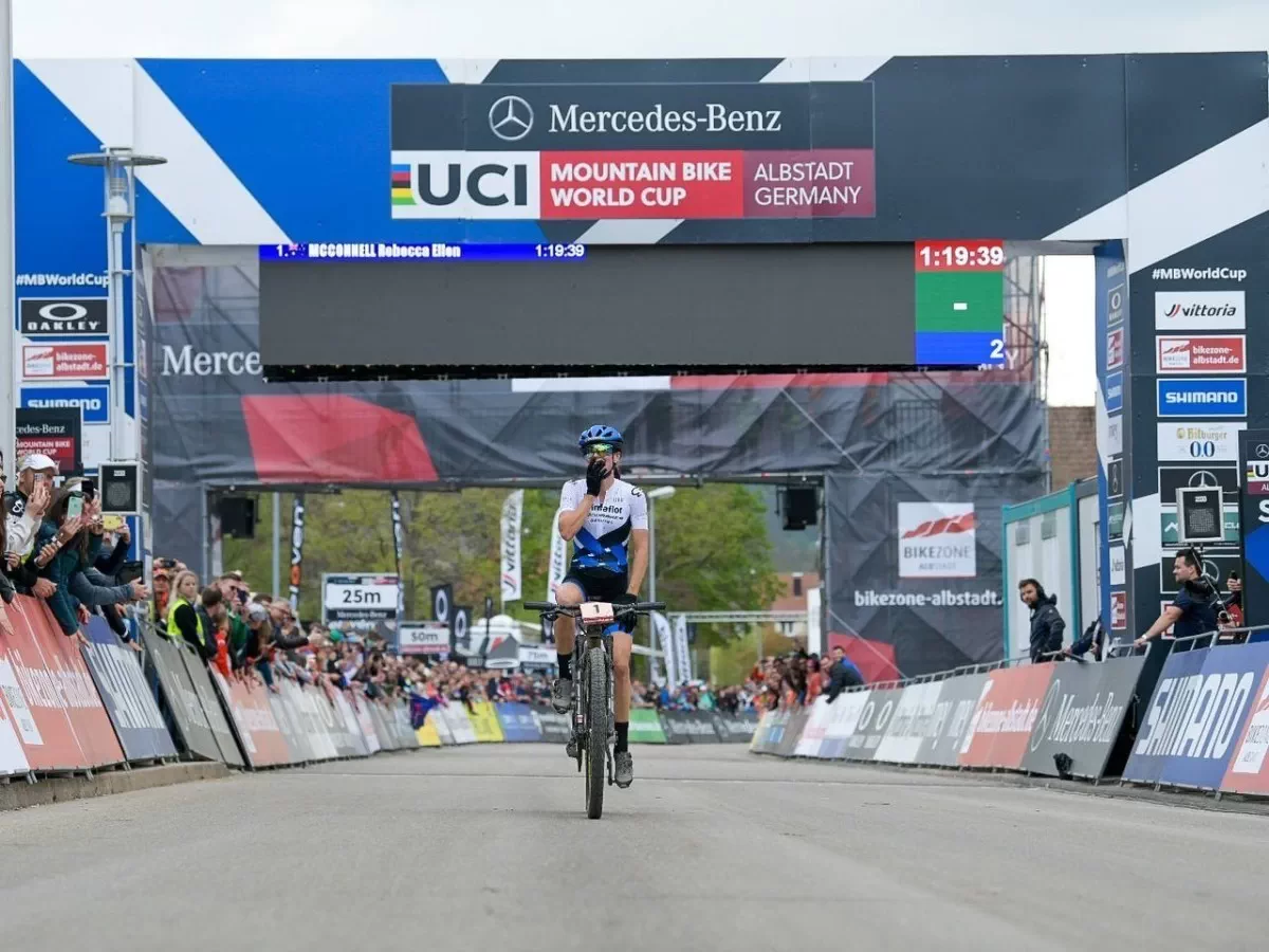 Rebecca McConnell repite triunfo la Copa del Mundo de MTB y es más lider de la general