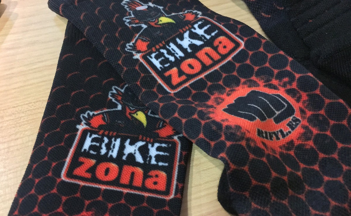 Recibido el cargamento de calcetines personalizados RIFYL para el Bikezona Team