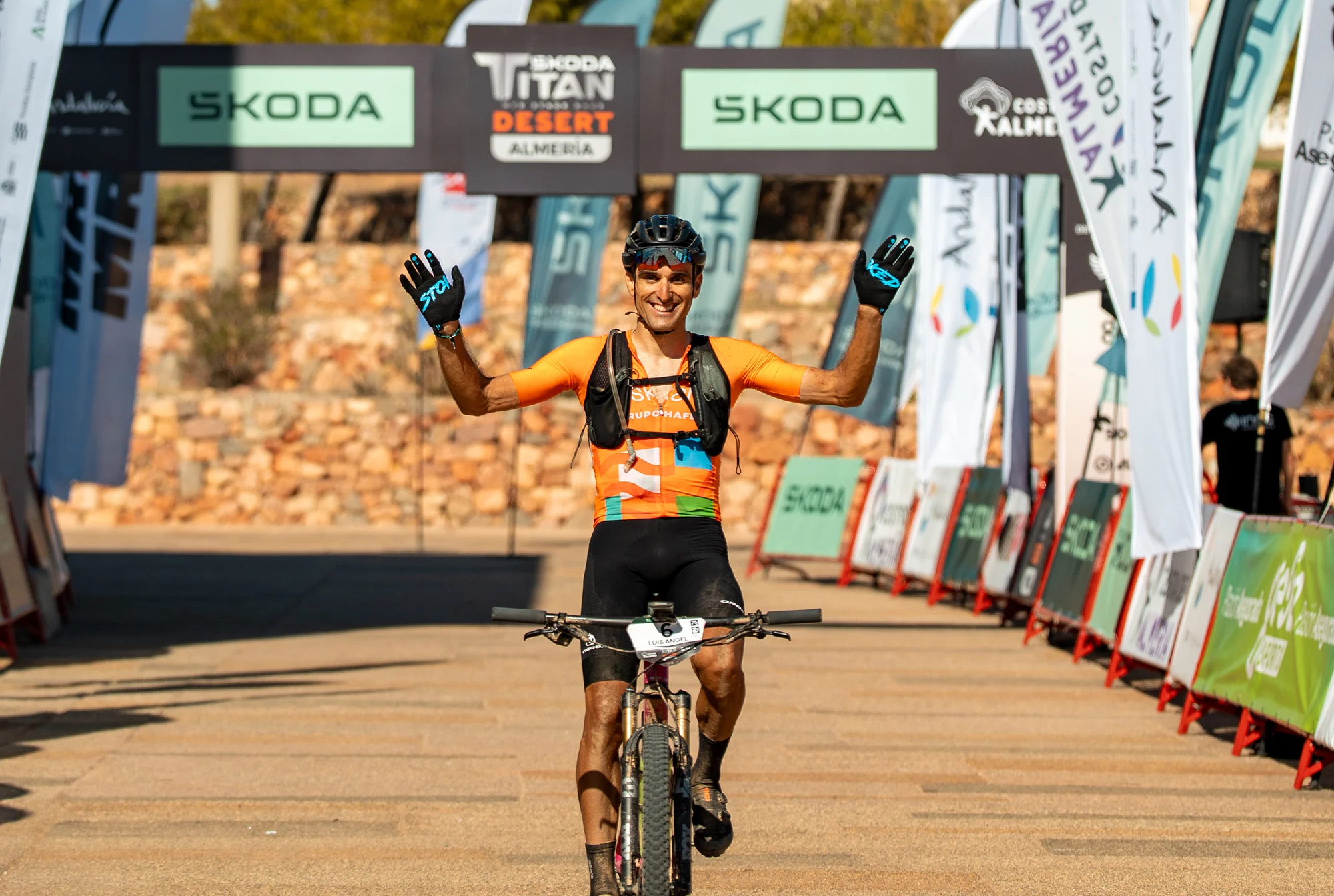 Récord Femenino y Estrellas de la Carretera: La Skoda Titan Desert Almería 2025 Calienta Motores