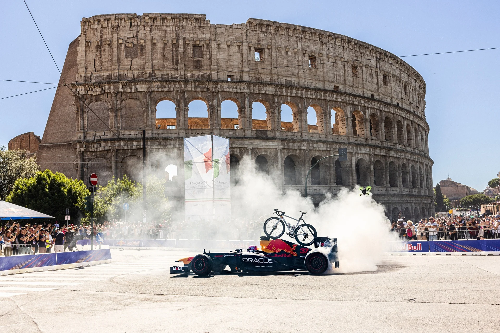 Red Bull lleva un espectacular show de Fórmula 1 a Roma para culminar la final del Giro de Italia 2025