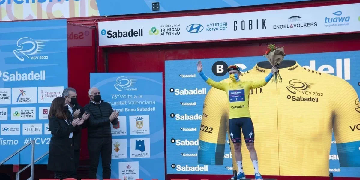 Remco Evenepoel se viste de amarillo en la Volta a la Comunitat Valenciana