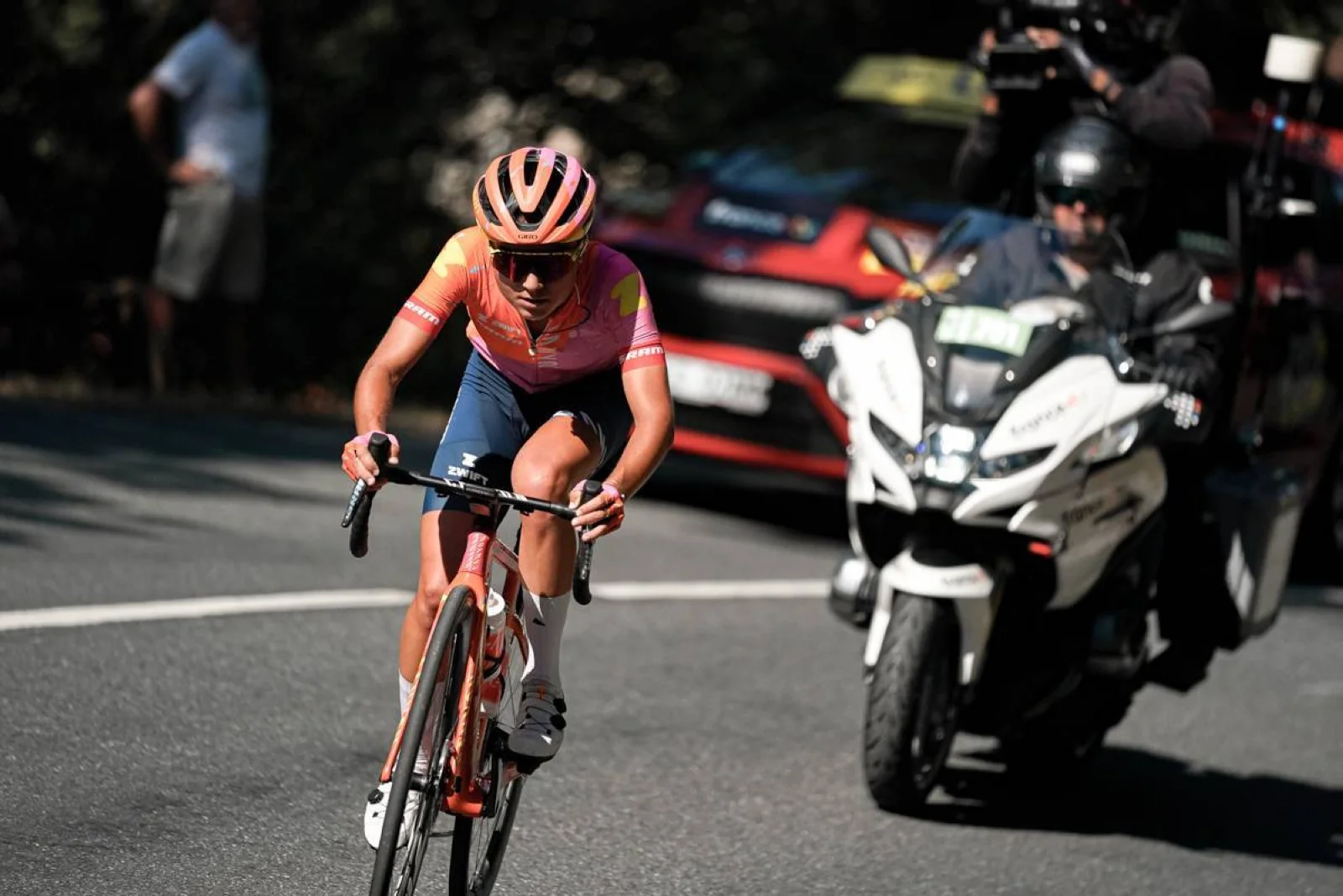 Ricarda Bauernfeind se lleva una espectacular quinta etapa del Tour Femmes