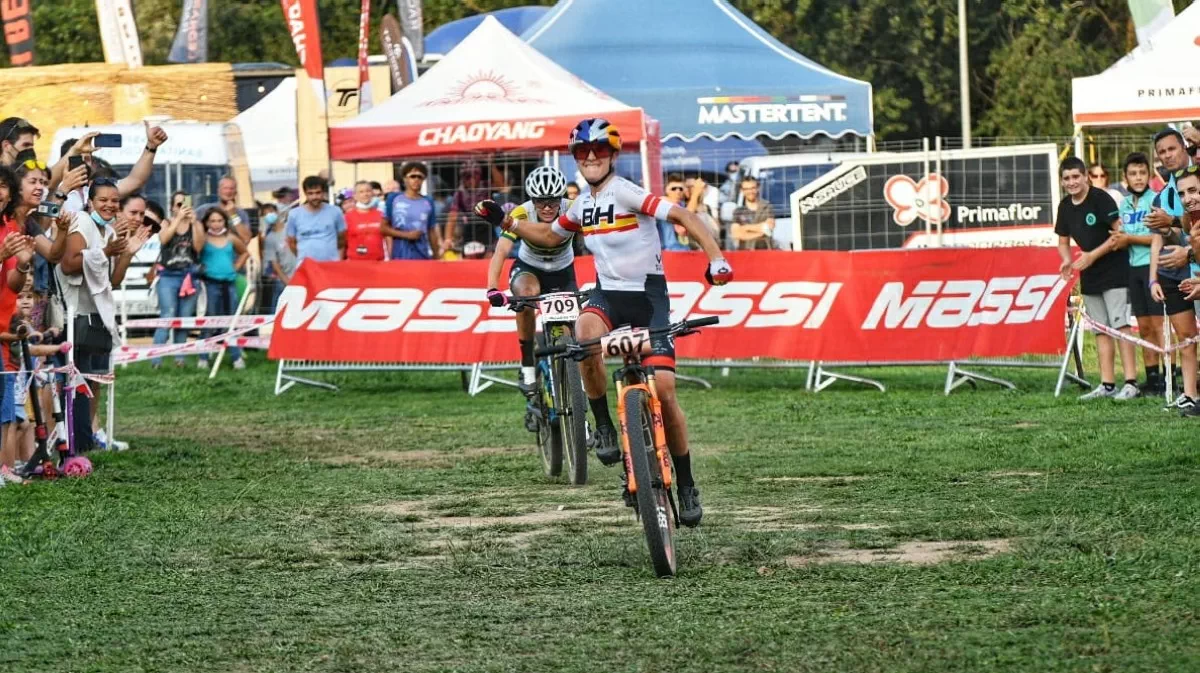 Rocío del Alba García se impone al sprint en la Continental Super Cup Massi de Sea Otter