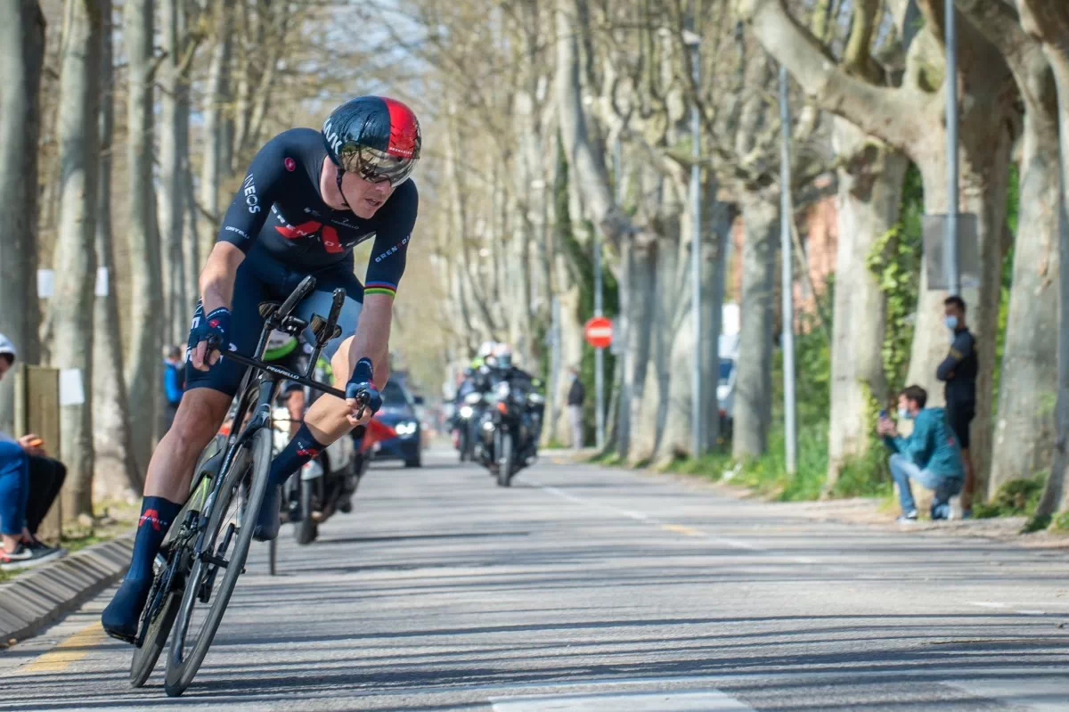 Rohan Dennis vuela en la crono de Banyoles antes de la montaña 