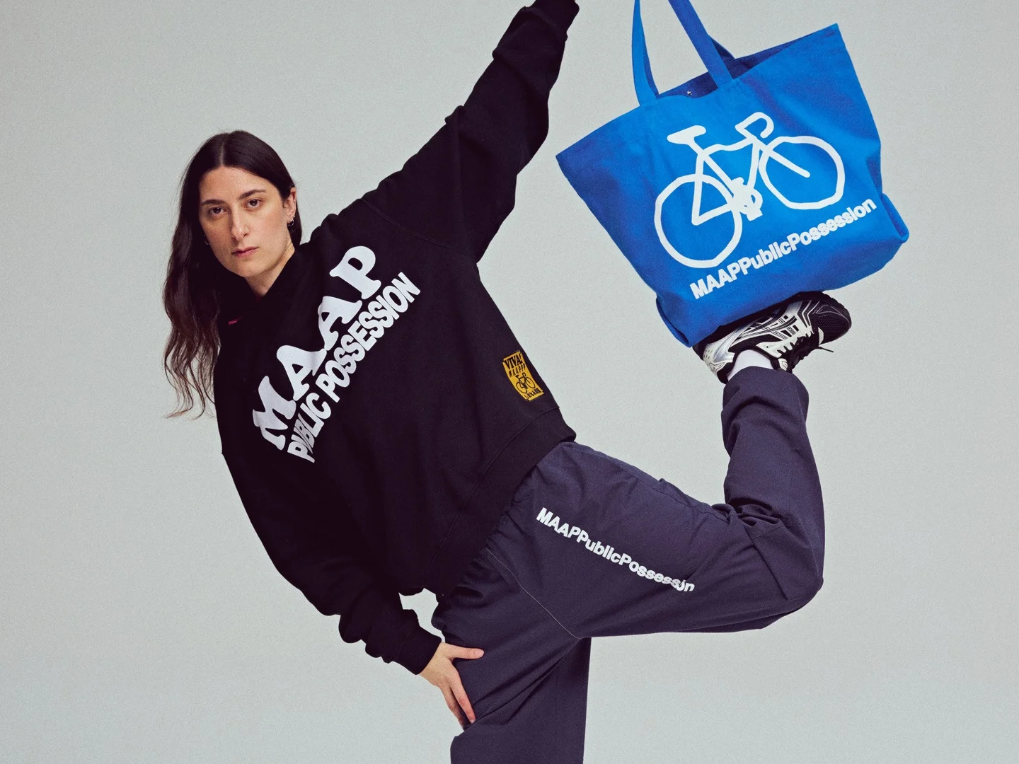 Ropa de ciclismo MAAP y Public Possession une música y pedales