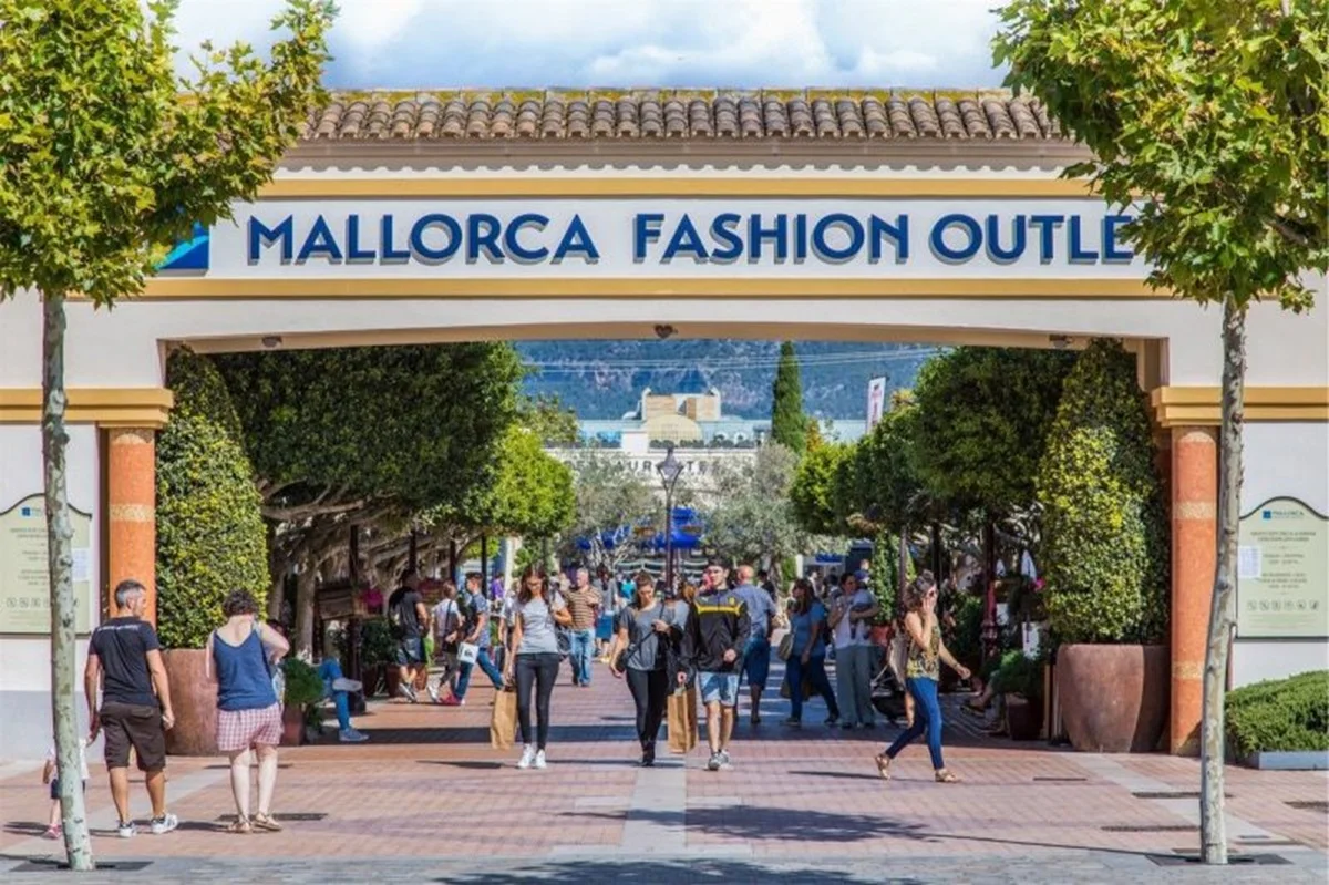 Salida inédita de la última etapa de la Challaenge Mallorca 2026 desde el Mallorca Fashion Outlet