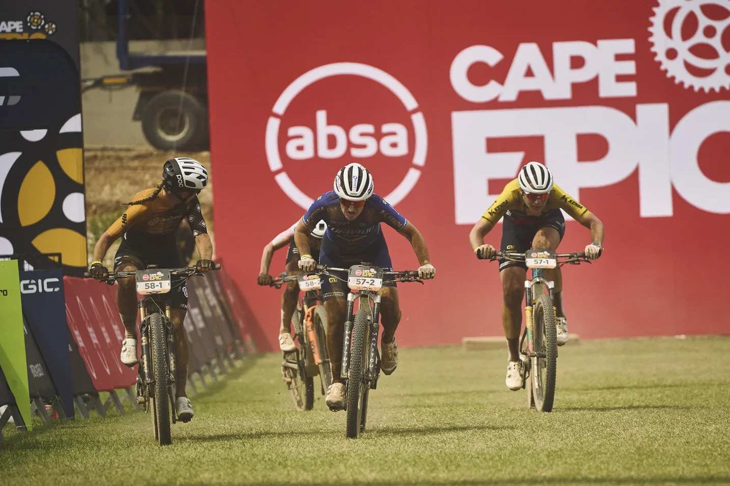 Sam Gaze y Luca Schwarzbauer imponen su ley en la segunda etapa de la Absa Cape Epic 2026