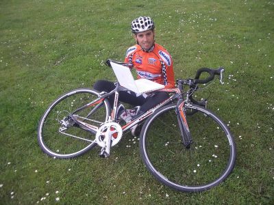 Santi Pérez regala su maillot en la red 