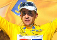 Carlos Sastre se confecciona un traje amarillo a medida