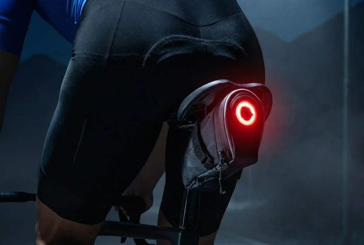 Scicon 098: El accesorio híbrido de carga y seguridad que jubila a las bolsas y luces traseras clásicass