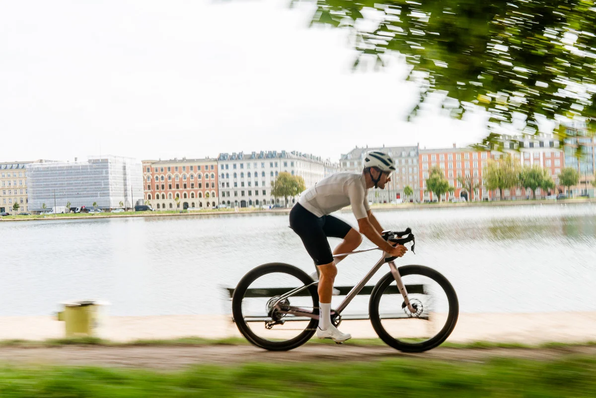 Sebastian Fini nos Acerca al Entorno Urbano de Copenhague con la Mondraker Arid Carbon