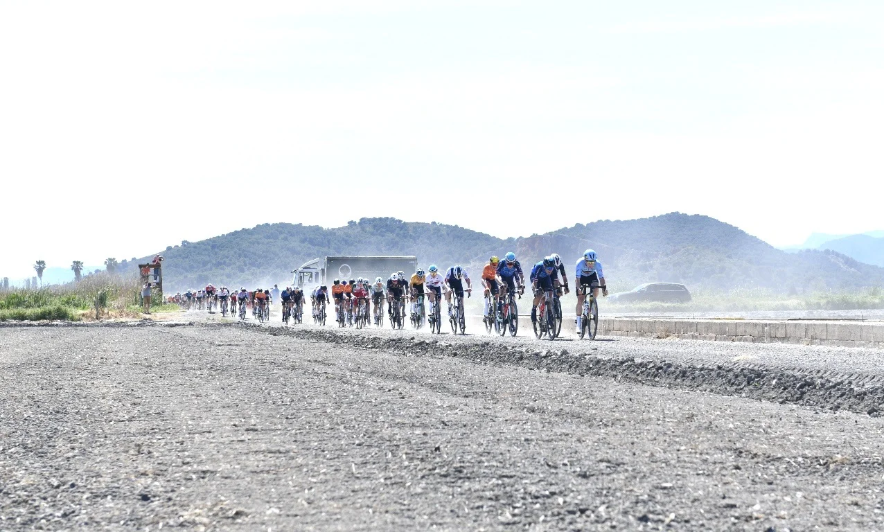 Segunda Etapa Volta Castelló: El sterrato castiga al pelotón y encumbra a Jules Catil en Castellón