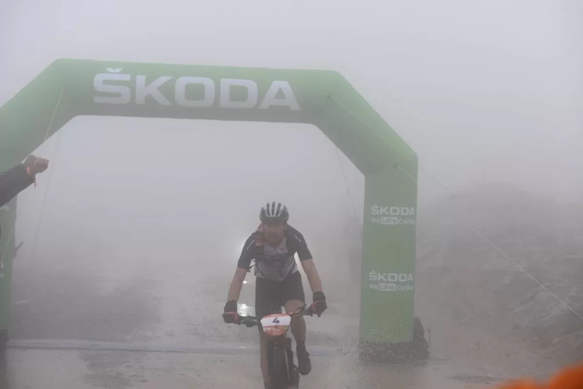 Sergio Mantecón nuevo líder de la Titan Desert tras una etapa marcada por la lluvia y el granizo