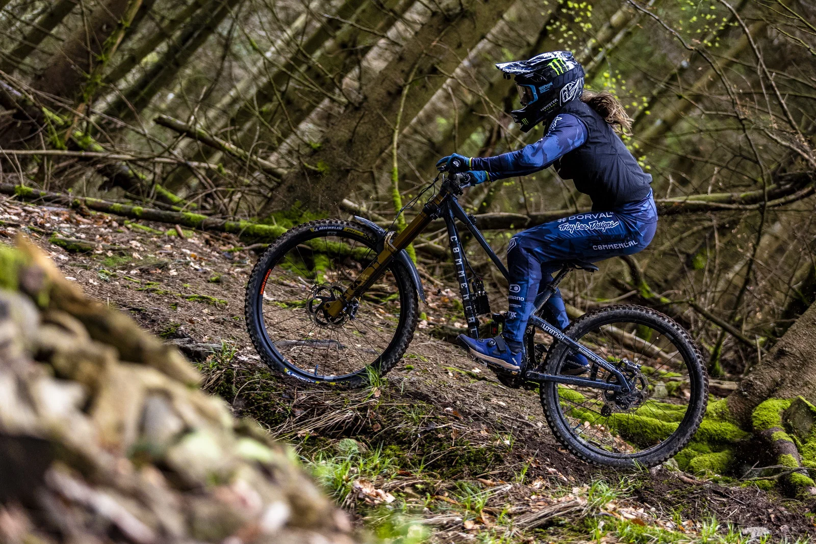 Shimano anuncia su colaboración con la Campeona del Mundo de Descenso Camille Balanche