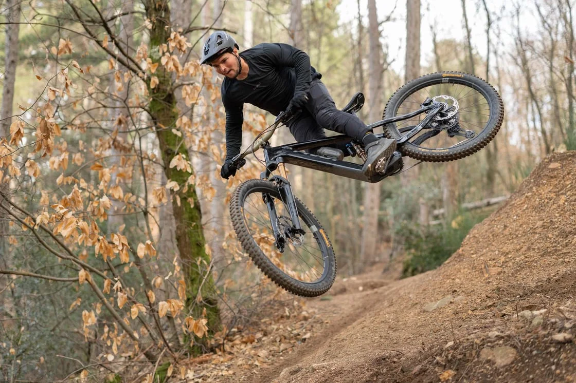 Shuttle AMPd el nuevo misil de Pivot Cycles con motor Avinox M2S y 150 Nm