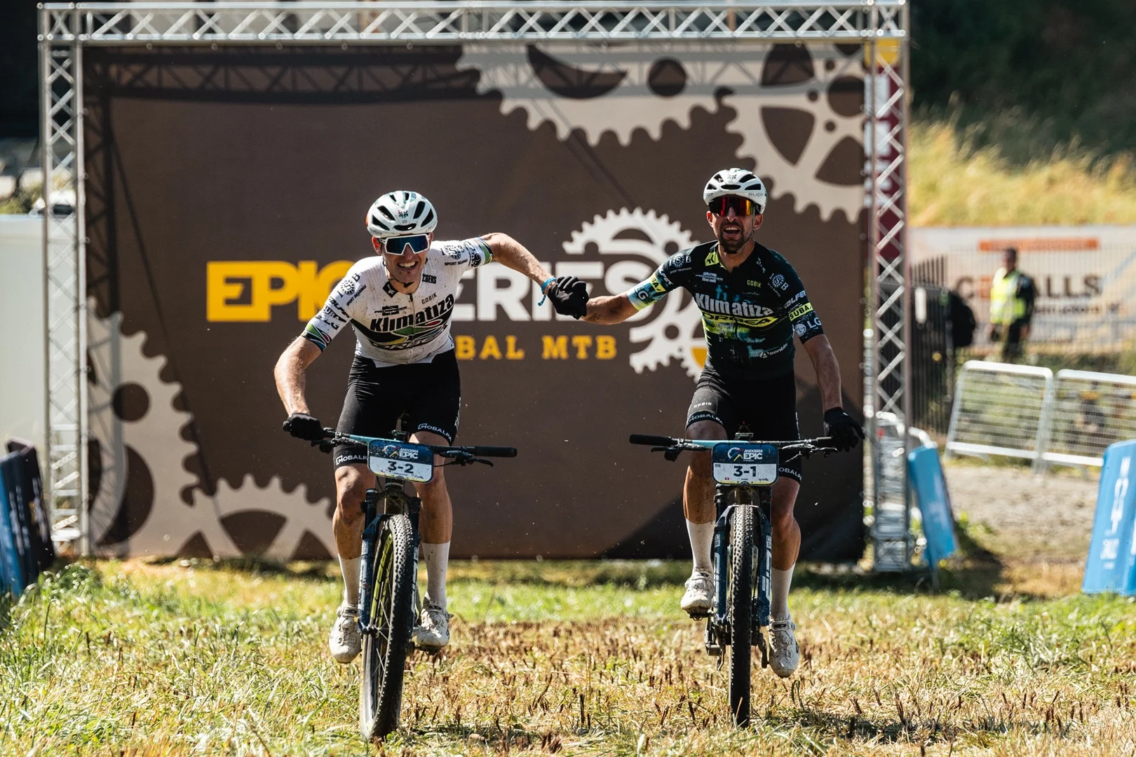 Stutzmann, Gesche, Looser y du Toit consiguen las  victorias de la etapa 1 de la Andorra Epic 2025