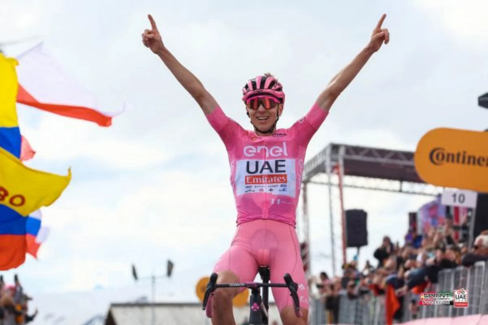 Tadej Pogacar sigue haciendo historia en el Giro de Italia y se lleva una etapa que ya es leyenda