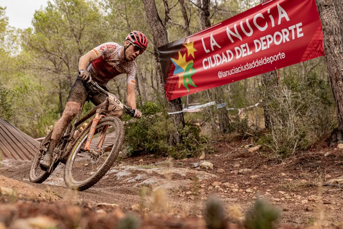 Thomas Litscher domina la lluvia y arrasa en la Continental Super Cup Massi La Nucía