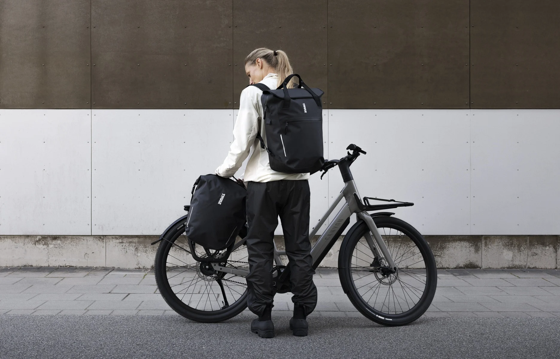 Thule presenta el revolucionario sistema de anclaje InLock para sus nuevas alforjas 