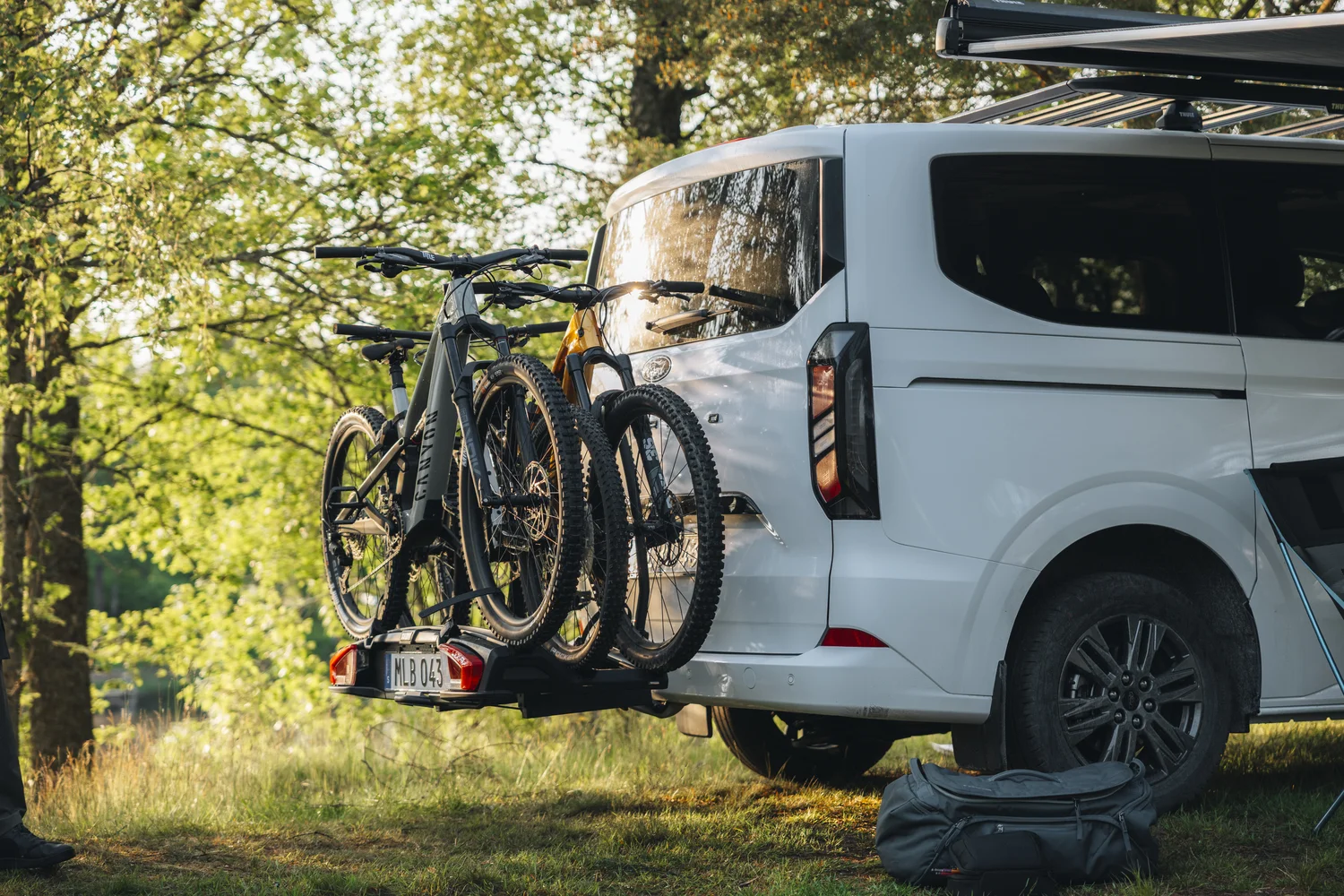 Thule VeloSpace 3, Portabicicletas de Bola para 4 Bicis y E-Bikes con Inclinación para Furgonetas